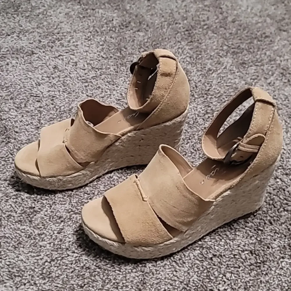 Matisse Tan Ankle-Stap Wedge Sandles/Heels Women's 10M. NWOT‎ Condition.